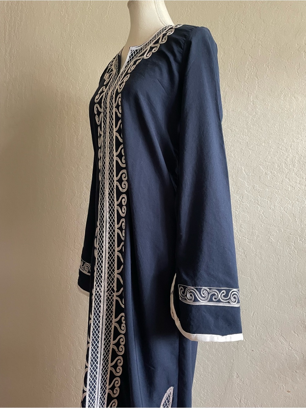 Embroidered caftan - Picture 9 of 15